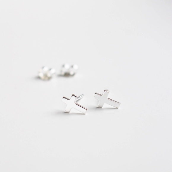 🎉 New Small Cross Silver Stainless Steel Earrings - Picture 5 of 6